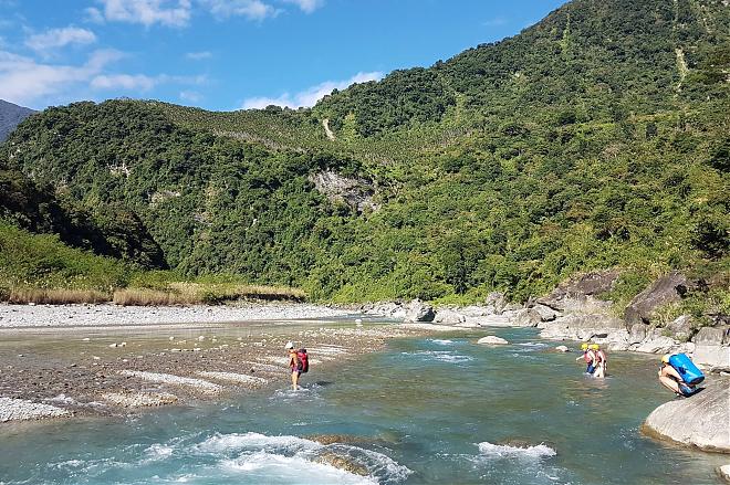 花莲万荣野溪温泉一日｜岩壁上的洞穴温泉秘境