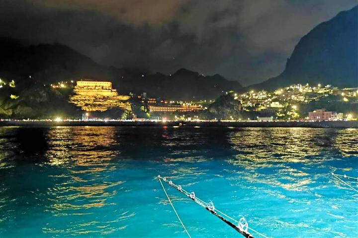 基隆豪华游艇夜钓派对｜海上无菜单私厨料理