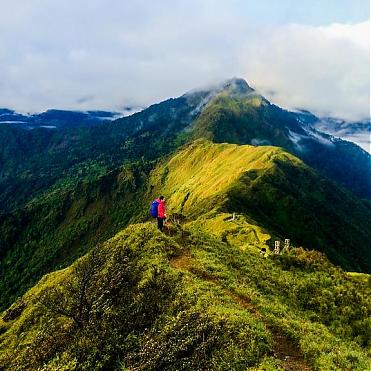 南投奇萊南華登山2天2夜｜夢幻高山大草原