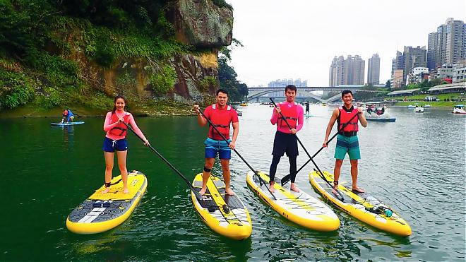 Leisurely SUP Paddling at Bitan in New Taipei City | Near the City