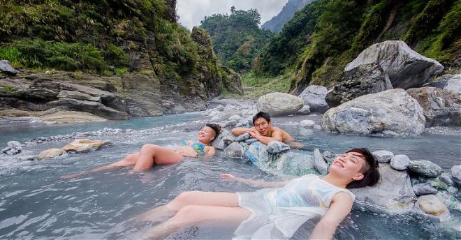 A Day at the Wild Stream Hot Springs in Wanrong, Hualien | Secret Cave Hot Springs in the Rock Wall