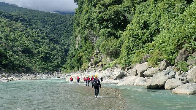 A Day at the Wild Stream Hot Springs in Wanrong, Hualien | Secret Cave Hot Springs in the Rock Wall