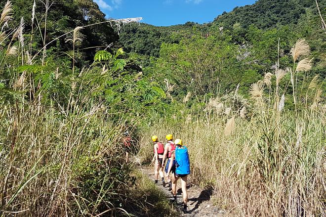 A Day at the Wild Stream Hot Springs in Wanrong, Hualien | Secret Cave Hot Springs in the Rock Wall
