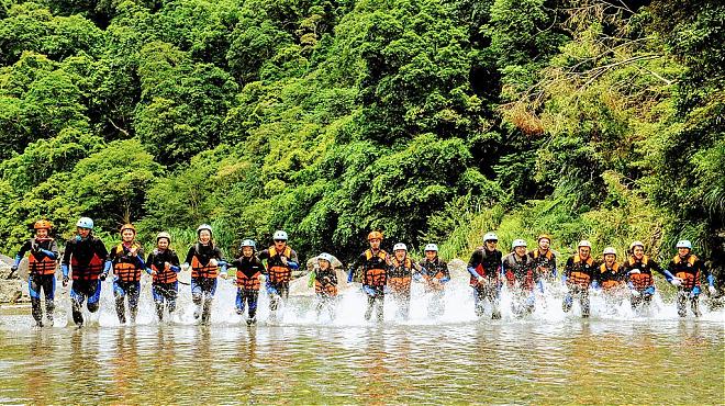 River tracing along Laomei River in Shimen, Taipei | A cool and refreshing summer getaway in the north!