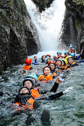 River tracing along Laomei River in Shimen, Taipei | A cool and refreshing summer getaway in the north!