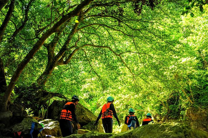 River tracing along Laomei River in Shimen, Taipei | A cool and refreshing summer getaway in the north!
