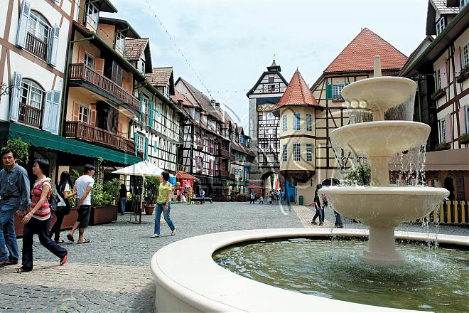 Bukit Tinggi French Village and Japanese Village Day Tour (Depart from Kuala Lumpur City) | Chinese-Speaking Driver and Guide
