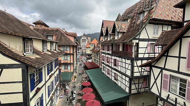 Bukit Tinggi French Village and Japanese Village Day Tour (Depart from Kuala Lumpur City) | Chinese-Speaking Driver and Guide