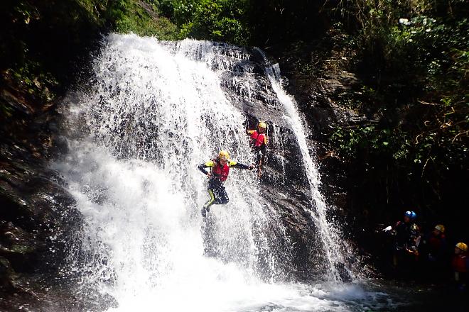 Pingtung Wanliu Creek River Tracing Challenge | Leaping Over the Cool Shuilian Waterfall