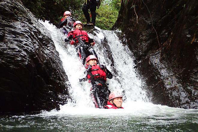 Pingtung Wanliu Creek River Tracing Challenge | Leaping Over the Cool Shuilian Waterfall