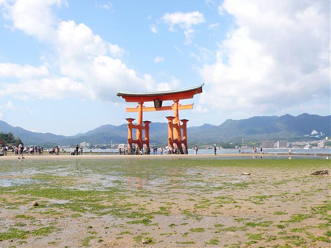 Itsukushima Shrine – The Great Torii Gate Soaring Over the Sea