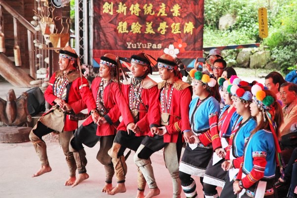 Alishan Aboriginal Music and Dance. 2-Day Tour in Uyubasi | Stay in Alishan