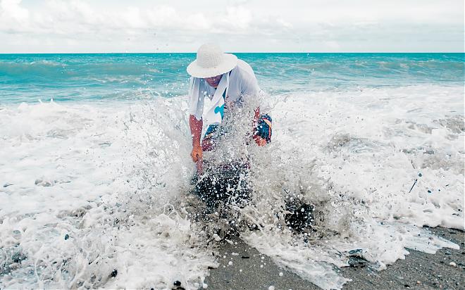 Half-day fishing and hunting in Jingpu Tribe, Hualien, rubber rafting, Bagua net fishing, and wave crabbing