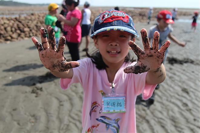 Experience the Xinwu Stone Fishing Village in Taoyuan: A Century-Old Stone Fishing Village Ecological Tour and Traditional Fishing Rice