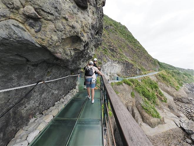 Hualien Shitiping Coastal Day Tour | World-Class Landscapes, Dreamy Sea Terraces, and Glass Walkway