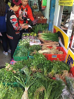 My First Yunnan Rice Dried Rice Experience: A Tasting Tour at Zhongzhen Market