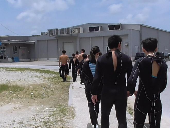 A new underwater walking experience in Onna Village, Okinawa. Even those who can't swim can participate.