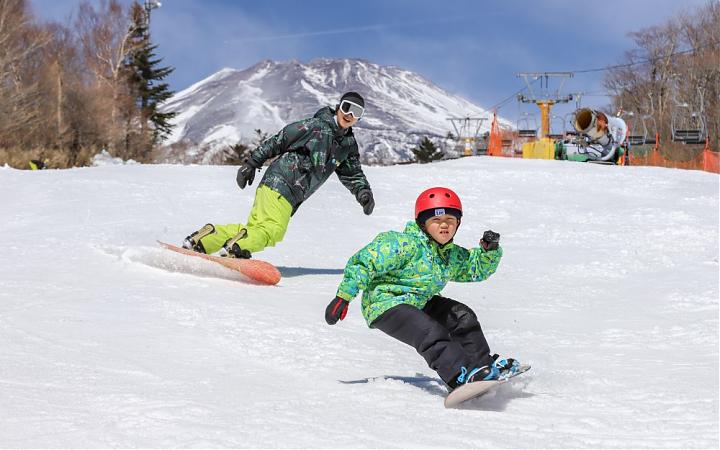Mount Fuji SnowYeti: Snow Play and Strawberry Picking Day Trip from Shinjuku