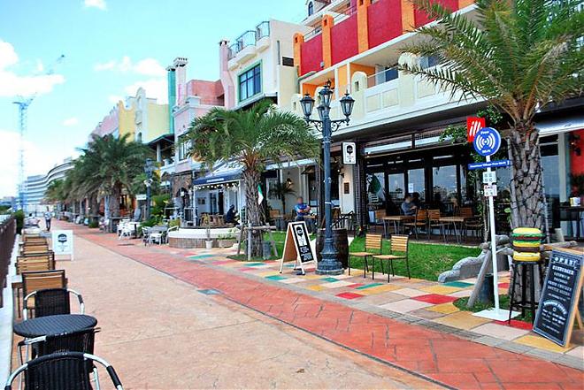 Central and Northern Okinawa Day Tour | Churaumi Aquarium, Cape Manza, and American Village [Departing from Naha/Chatan]