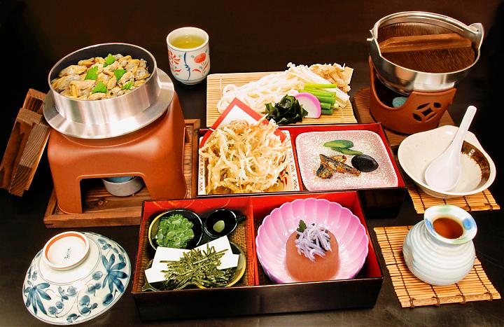 Departing from Shinjuku | 2025 Shizuoka Izu Kawazu Cherry Blossom and Strawberry Picking Day Tour (Meals Included | Chinese Service)
