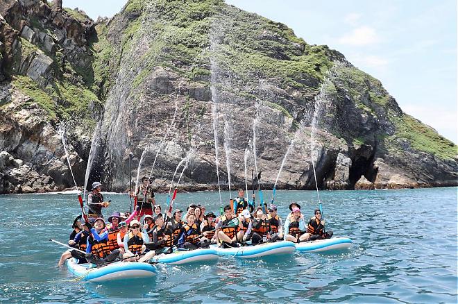 Yilan Wuyanjiao Dragon Boat SUP Sailing Experience | Towed by a Powerboat, Sail to the Blue Beer Sea