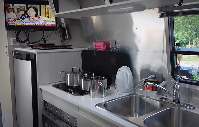 Taitung Chishang Luxury Campervan Accommodation Package with Parking and Meals｜Sunrise International Resort