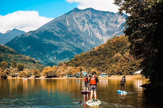 Hualien Liyu Lake SUP/Canoe Experience | Paddling towards the stunning mirrored lake scenery