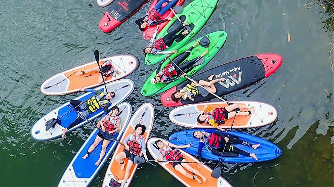 Effortless SUP Paddling in Fulong, New Taipei City | Rafting the Shuangxi River. Lucky Train Chase Photo