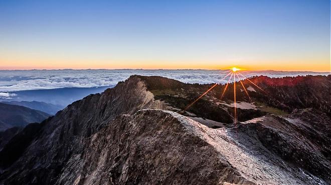 4-day, 4-night Nanhu Dashan hiking tour. Summit four of Taiwan's Five Peaks and 100 Peaks.
