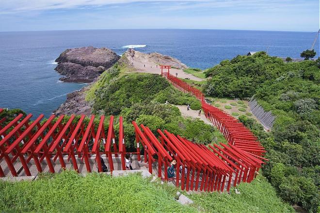 A stunning day trip to Yamaguchi Prefecture: Motonosumi Inari Shrine and Tsunoshima Bridge