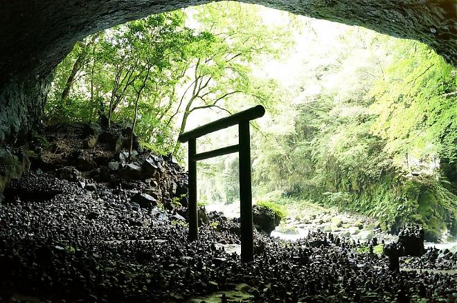 Departing from Fukuoka | Kyushu Miyazaki Day Tour: Takachiho Gorge, Shirakawa River Source, and Amano Iwato Shrine to Explore the Mythological Land
