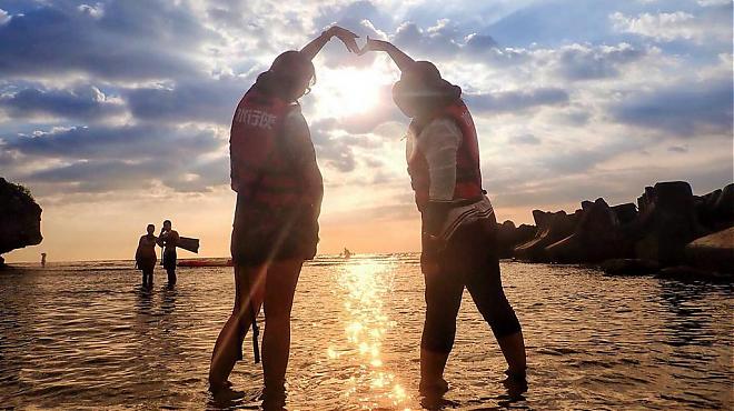 Ride the waves on a water bike in Xiaoliuqiu! One person can play every day