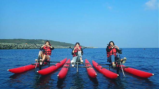 Ride the waves on a water bike in Xiaoliuqiu! One person can play every day