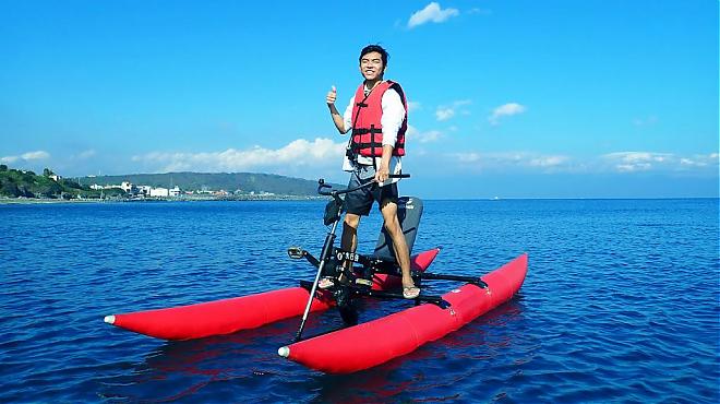 Ride the waves on a water bike in Xiaoliuqiu! One person can play every day
