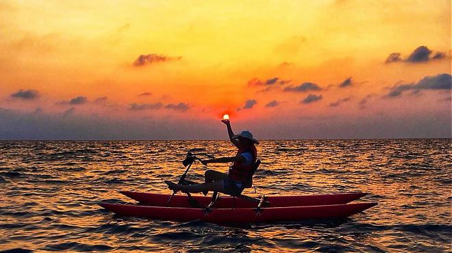 Ride the waves on a water bike in Xiaoliuqiu! One person can play every day