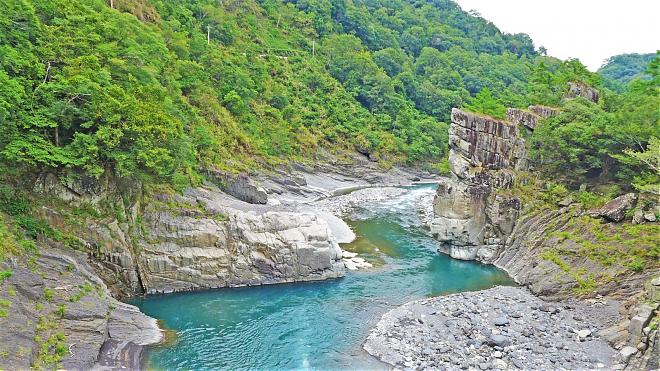 Enjoy the crimson maple leaves on the Xiakaluo Trail in Hsinchu. A day trip to the Yanglao section