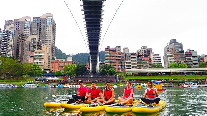 Leisurely SUP Paddling at Bitan in New Taipei City | Near the City