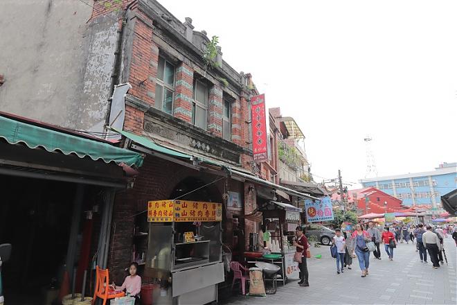 Departing from Taipei | Qingtiangang, Lion's Head Mountain, and Jinshan Old Street Half-Day Charter