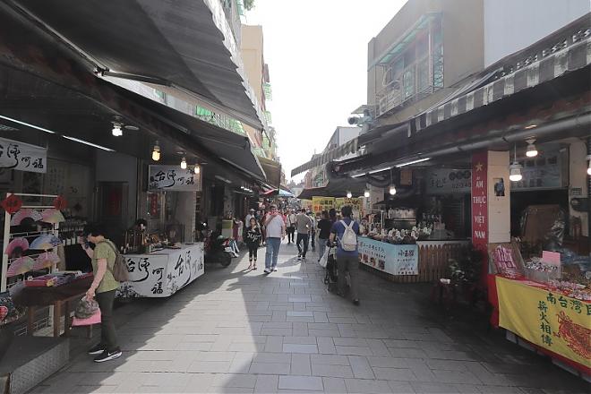 Departing from Taipei | Qingtiangang, Lion's Head Mountain, and Jinshan Old Street Half-Day Charter