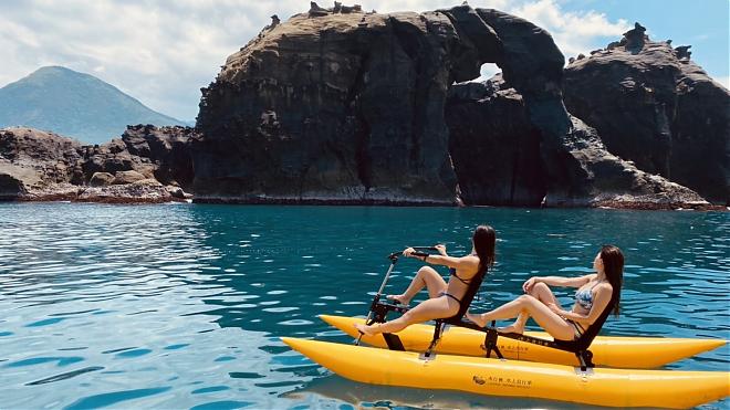 Ride the waves on Hydrobikes at Elephant Trunk Rock in Keelung | Free aerial photography