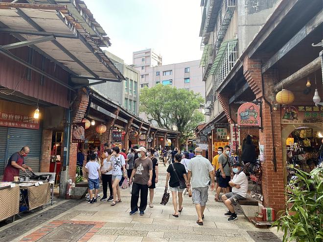 Taipei Pinglin and Xiangshan Day Tour | Tea Making and Tea Ceremony Experience