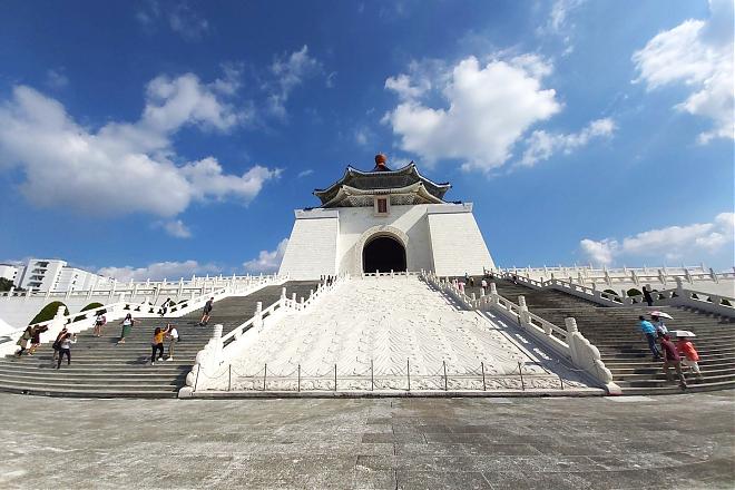 Taipei City Classic Day Tour | National Palace Museum, Ximending, and Dadaocheng