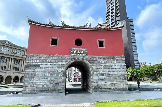 Taipei City Classic Day Tour | National Palace Museum, Ximending, and Dadaocheng