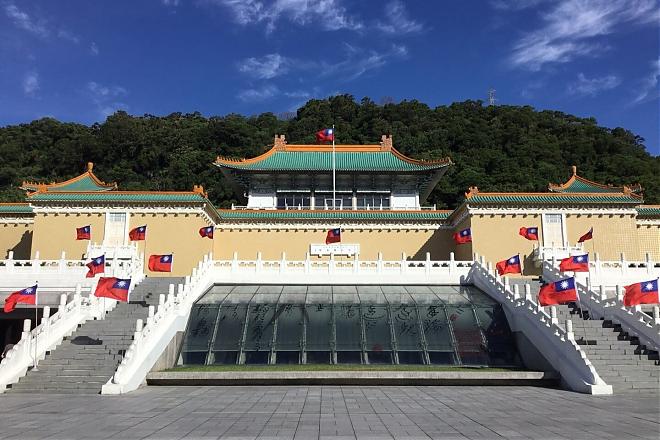 Taipei City Classic Day Tour | National Palace Museum, Ximending, and Dadaocheng