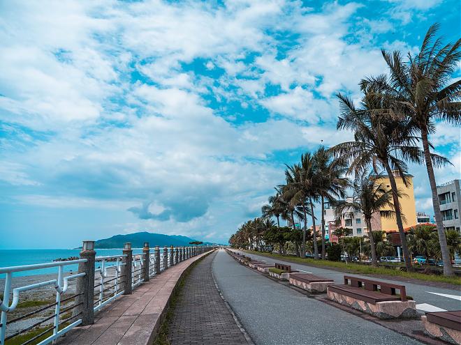 Enjoy the breeze at Qixingtan in Hualien. A Half-Day E-Bike Cycling Tour