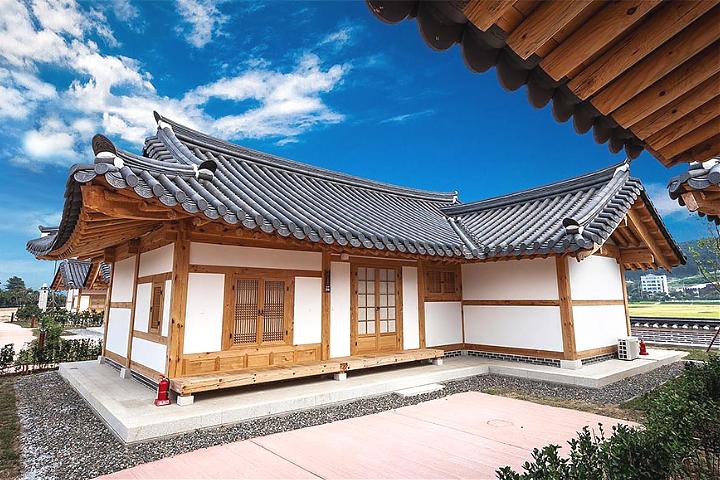 Four Seasons Gangneung, Gyeongpodae, Light and Shadow Experience, and Skybike 2-Day Tour (Stay at Ojuk Hanok Village/Chinese Service)