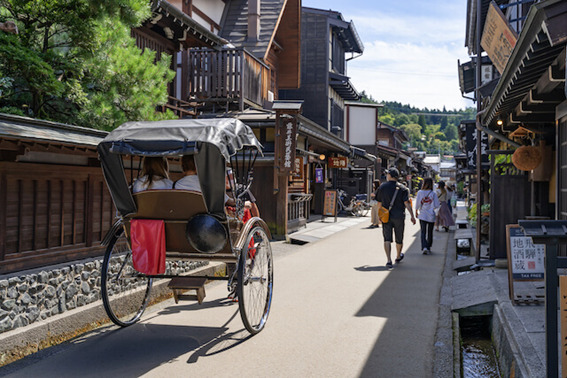 2-Day Tour from Osaka: Shirakawa-go Gassho-zukuri Village, Hida Takayama, Kanazawa (Chinese-speaking tour leader/round-trip transportation)