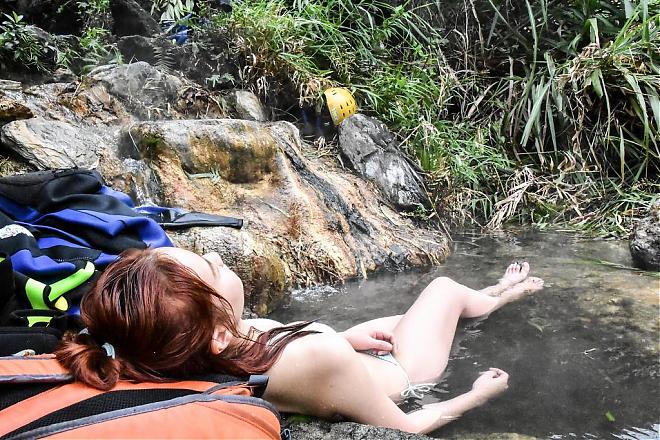 花蓮・萬栄の野渓温泉で過ごす一日 | 岩壁の秘境洞窟温泉