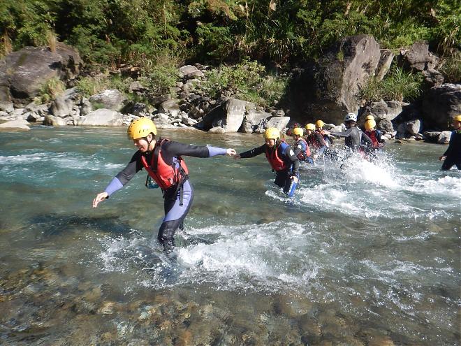 花蓮・萬栄の野渓温泉で過ごす一日 | 岩壁の秘境洞窟温泉