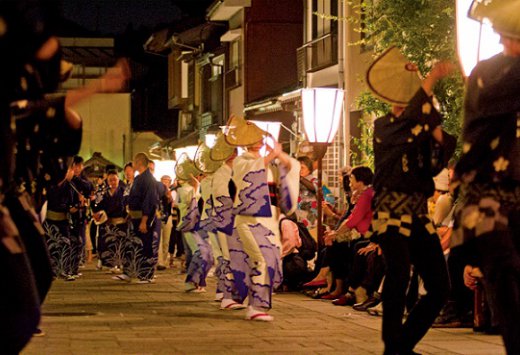 日本の伝統的なおわら盆踊りと世界遺産の白川郷